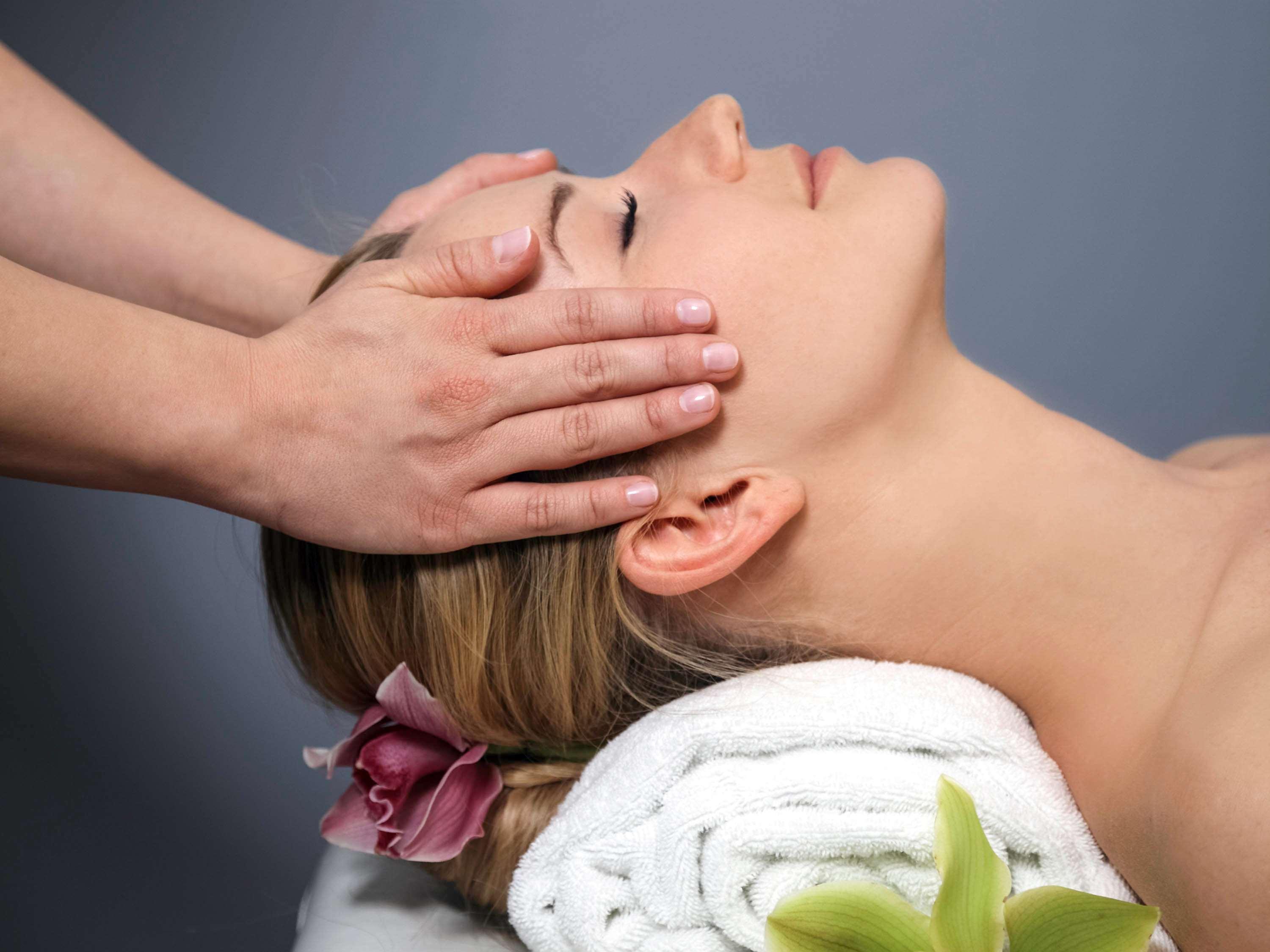 索波特索菲特大酒店 外观 照片 A woman receiving a head massage