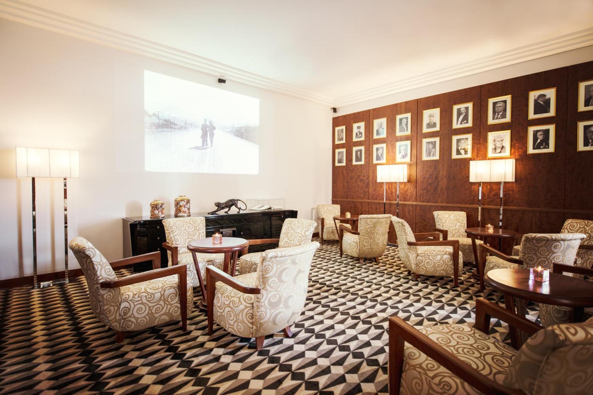 索波特索菲特大酒店 外观 照片 The club lounge at the airport