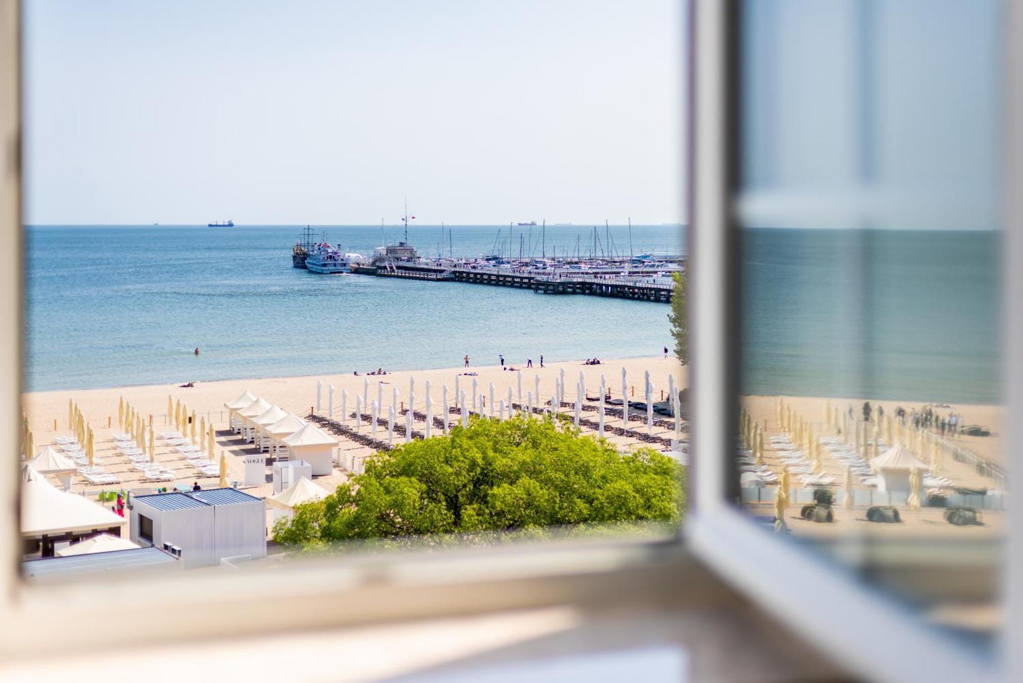 索波特索菲特大酒店 外观 照片 View of the port of Port-Camargue
