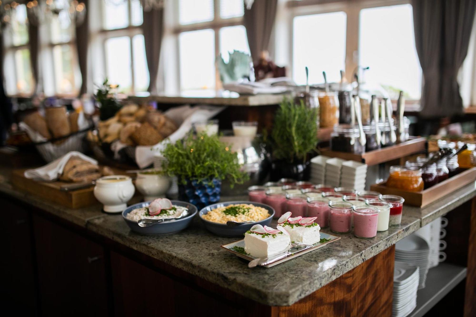 索波特索菲特大酒店 外观 照片 A breakfast buffet